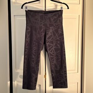 Old Navy Active Capris Crop Workout Gym Leggings Black Stripes pattern size M